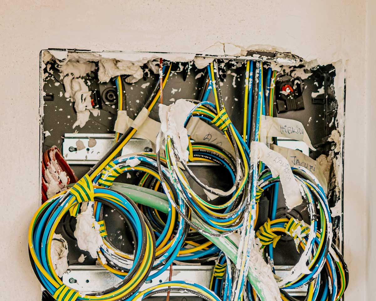 Guides sur l'électricité : disjoncteurs, câbles et fils électriques, etc