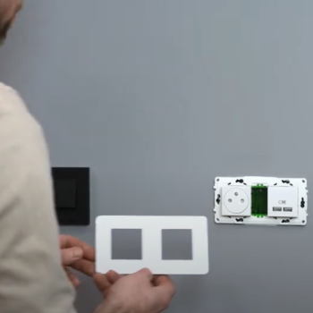 Comment installer une prise USB et un variateur Unica dans une boîte d’encastrement ?