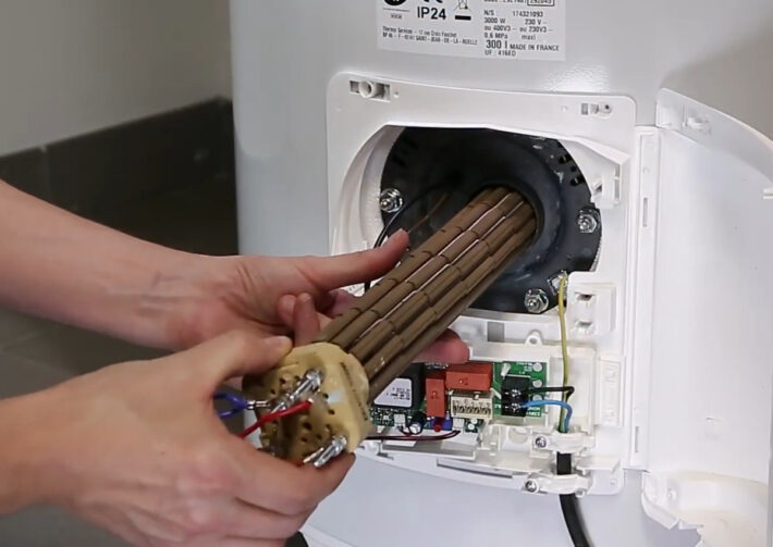 Comment démonter une résistance de chauffe-eau électrique ? - Thermocom